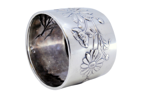 Argola de guardanapo em prata ao estilo Arte Nova com motivos florais.